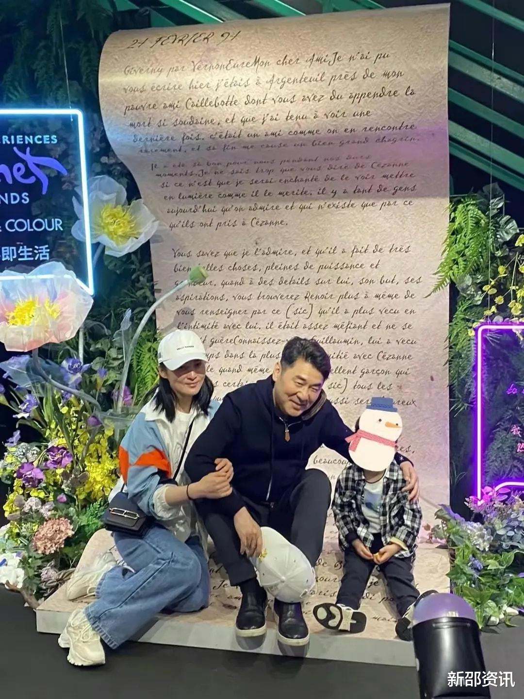 明星素颜|蒋勤勤一家三口看展被偶遇,素颜紧绷很自然,全程有摄影师跟着