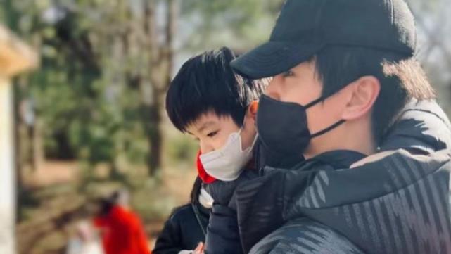 陈晓|陈晓抱儿子游玩，穿千元外套朴素得像路人，爷俩未洗头发型乱糟糟