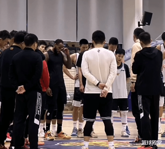 杜锋|探营广东训练！杜锋+朱总送签名，阿联腼腆，徐杰酷帅，全员专注
