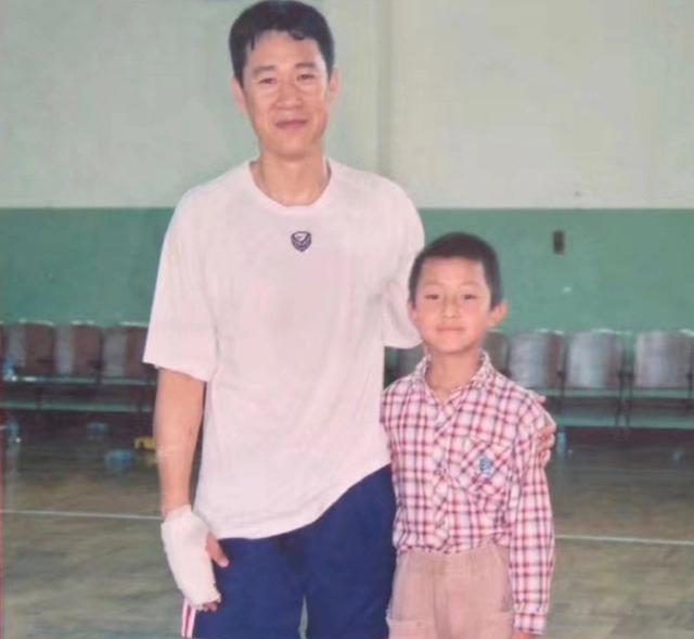 张艺兴|老年男星太自律,71岁张艺谋每天跑五公里,66岁张丰毅坚持打篮球