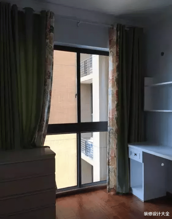 媳妇在装修公司上班,家里装修全是她弄的,阳台榻榻米太赞了!