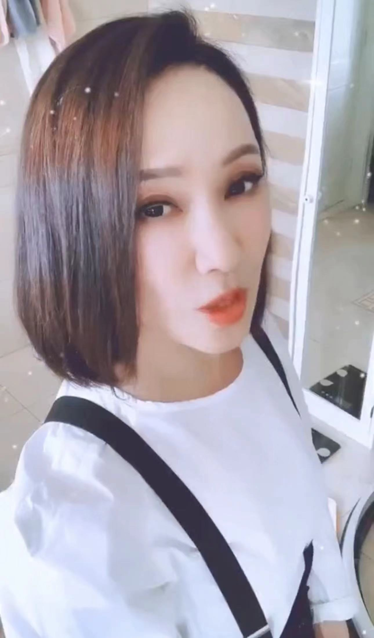 范冰冰|47岁周艳泓再惹争议!躺床上举酒瓶喝酒唱歌,下衣失踪露白嫩美腿