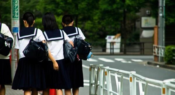 苹果 日本学校禁止女生扎马尾辫，老师给出奇葩理由：男生看到后颈会兴奋？