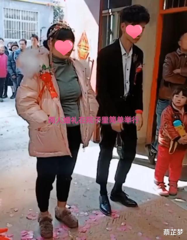女子为和男子在一起不顾父母反对,结婚时为省钱连婚纱都没穿
