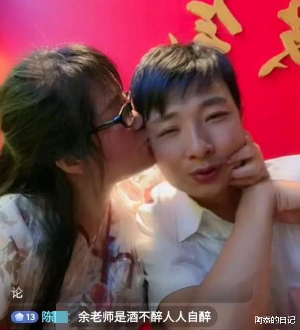 余秀华|46岁余秀华开直播，对90后男友撒娇卖萌，男方态度难掩嫌弃