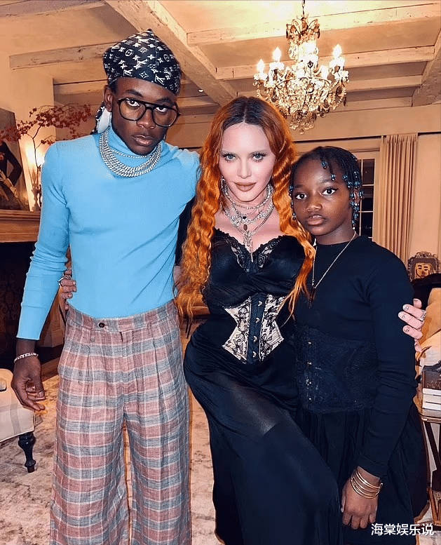 麦当娜|麦当娜真不服老,一把年纪穿低胸礼服露大腿,魅力太大吸引小鲜肉