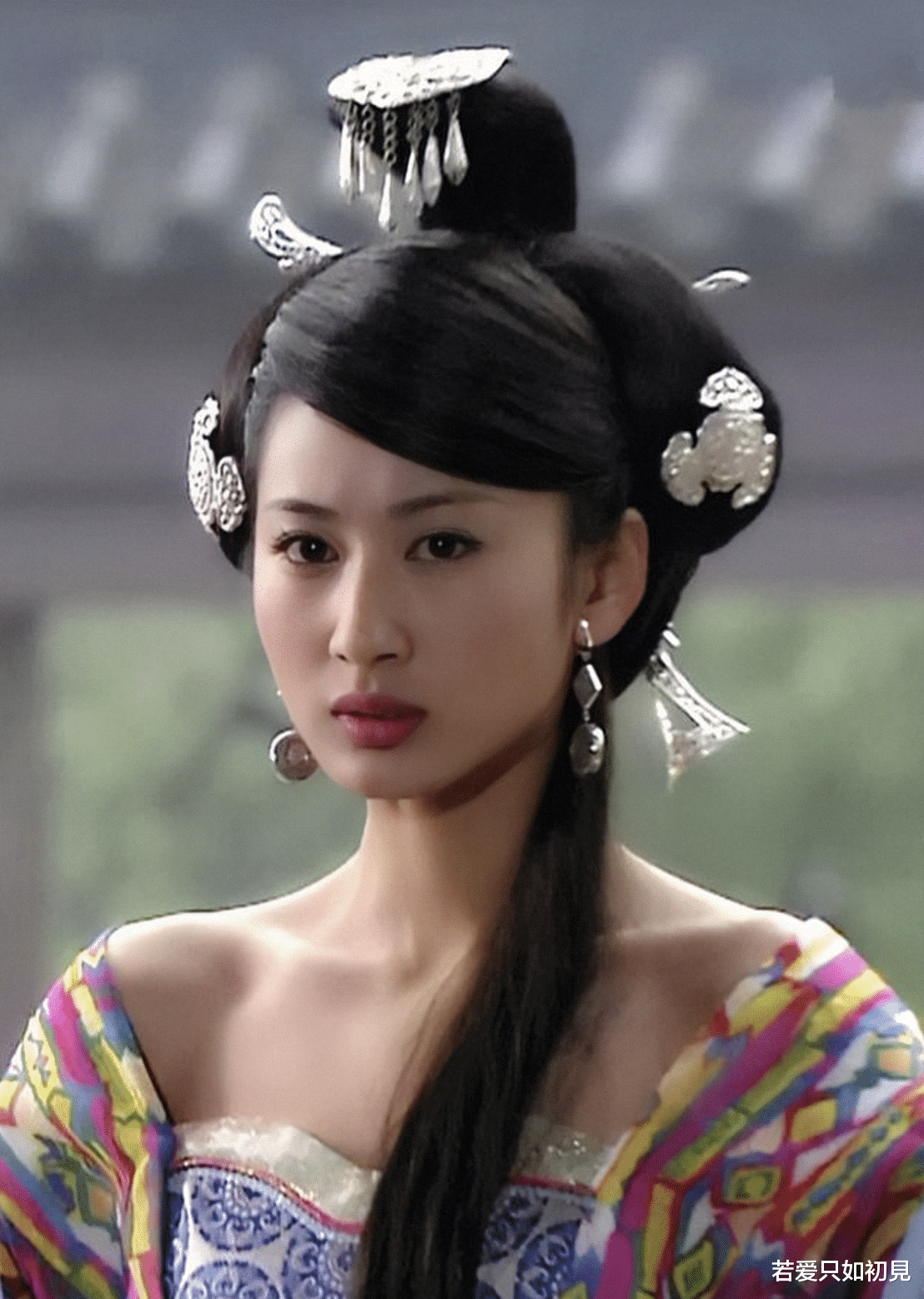 李依晓|五官凑在一起，越看越丧！“自带苦相”的10位女星