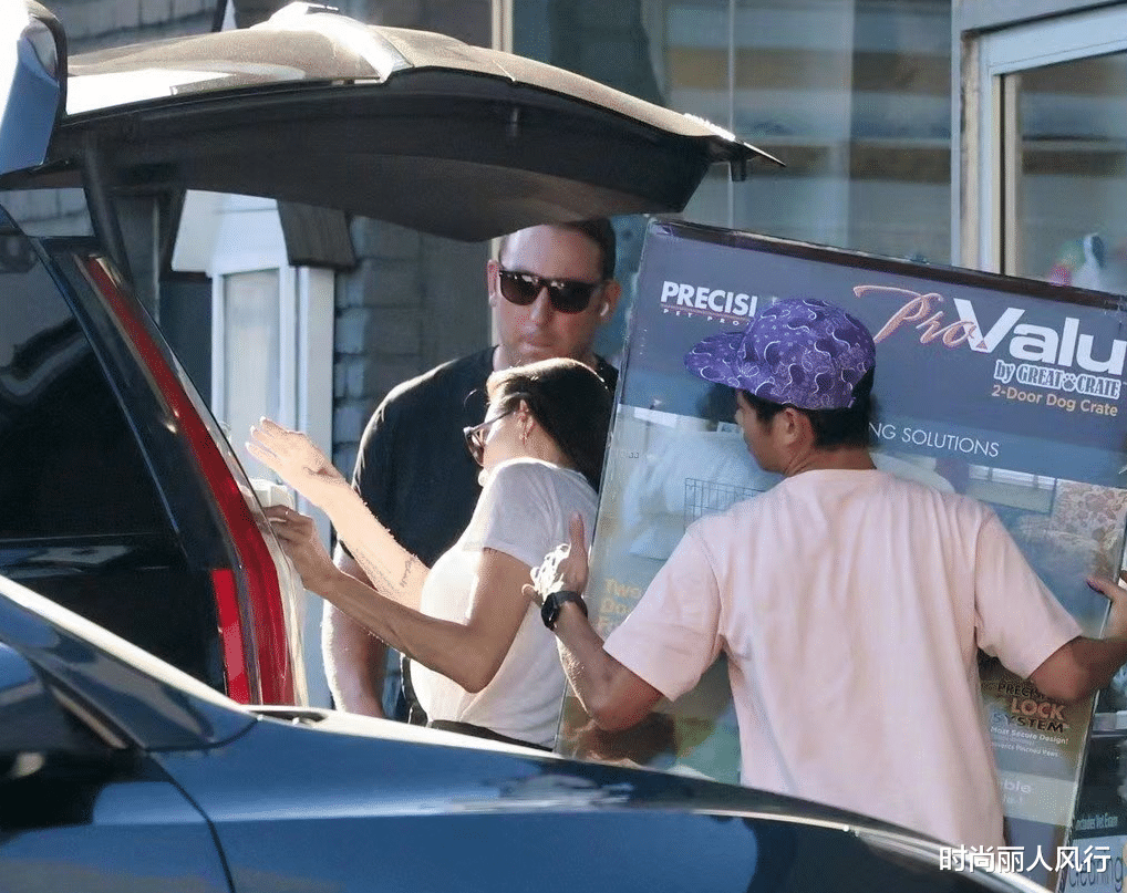 安吉丽娜·朱莉|安吉丽娜朱莉带养子出门!穿休闲装难掩大佬气场,比18岁儿子还高