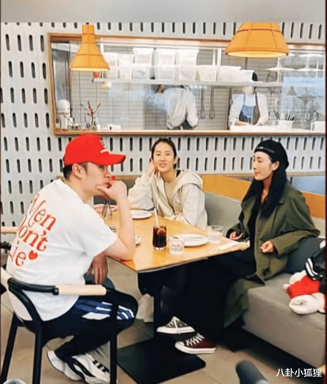 张子萱|陈赫首晒张子萱单人照秀恩爱,张子萱喝价值3万多名酒,生活富贵