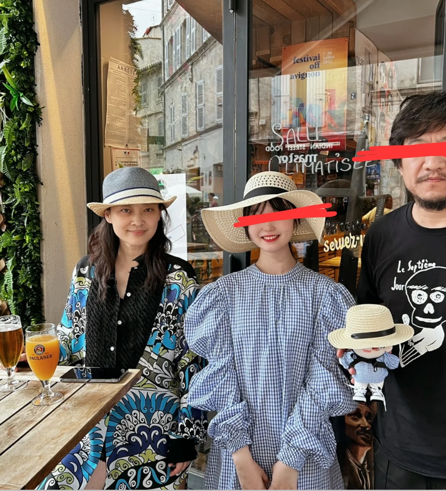 梅婷|47岁梅婷在国外酒吧被偶遇，素颜打扮气质优雅，不戴口罩生活惬意