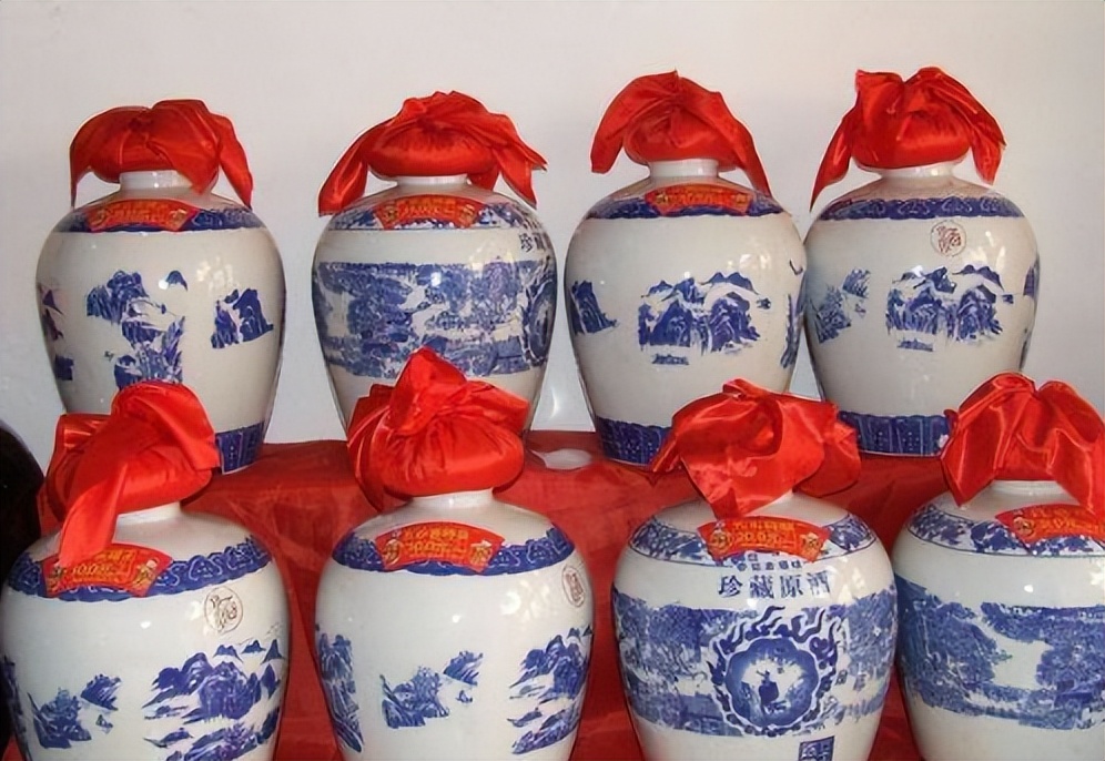 “藏在菜市场”的散酒生意火爆，个个都说自己纯粮酿造，真的吗？