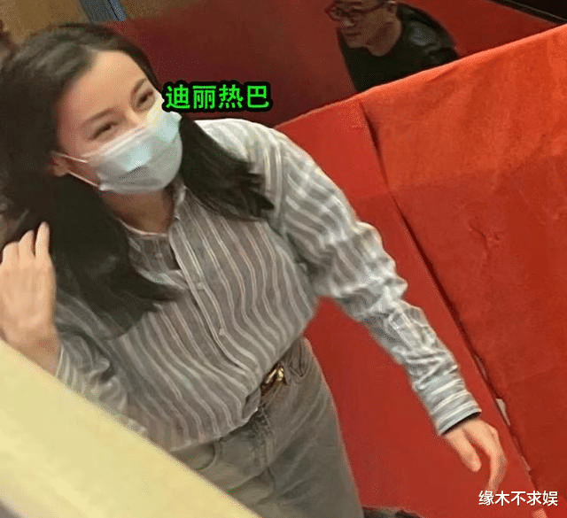 迪丽热巴|迪丽热巴被晒早年生图，小护士造型太惹眼，拍摄者：路转粉