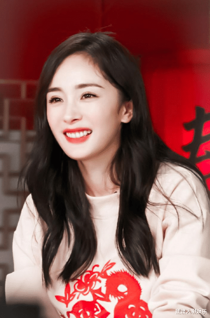 杨幂|杨幂又上热搜，与年轻帅哥一同进小区，网友：难道有新恋情？