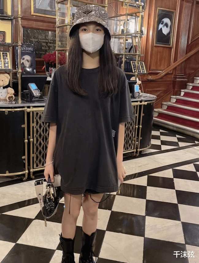 王诗龄 李湘带女儿看歌剧，12岁王诗龄瘦身后变苗条！一身穿搭近5万元