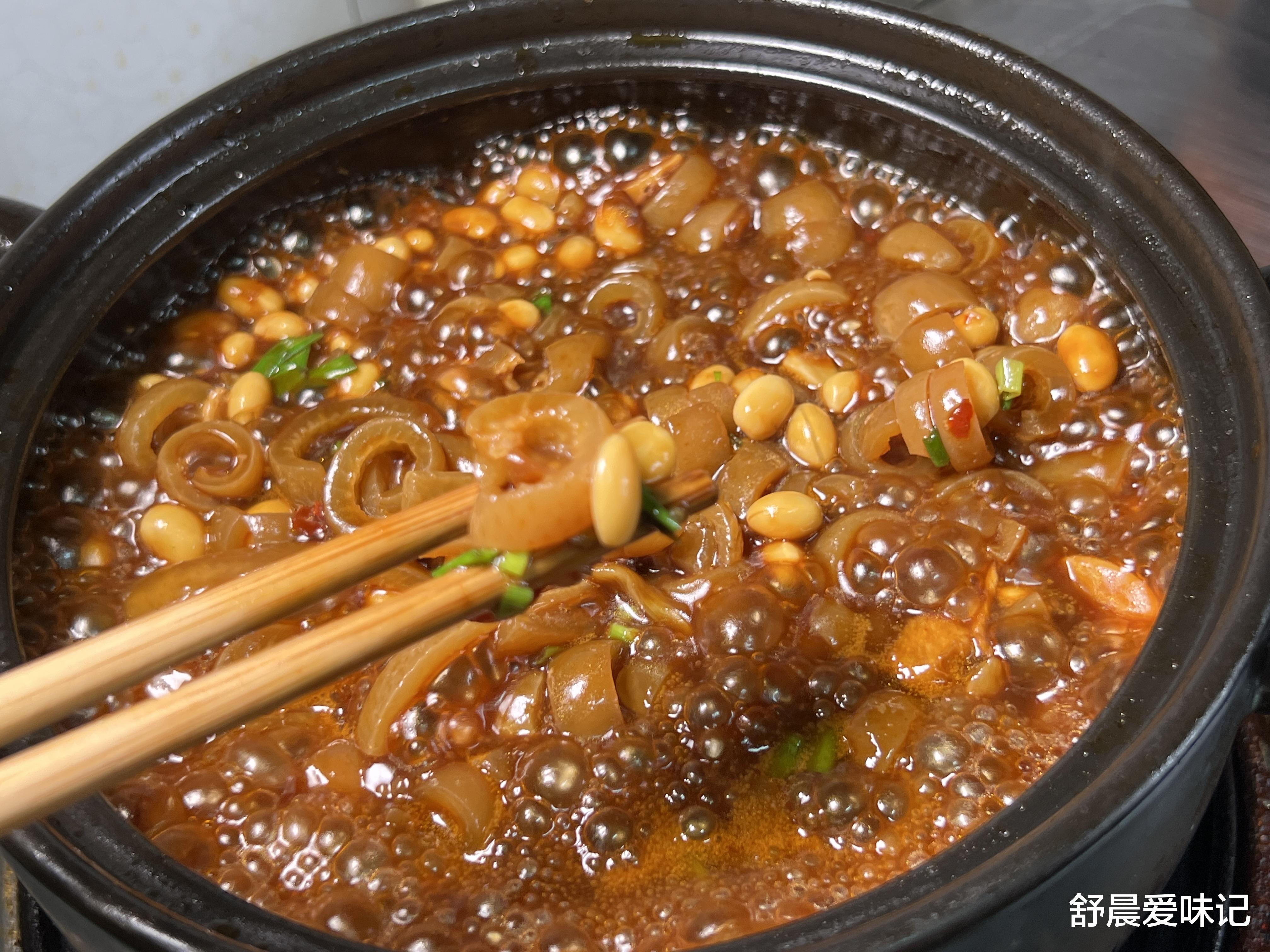 攒了很久的猪皮，煮一煮，加黄豆炖一炖，色泽红润，汤汁能泡米饭