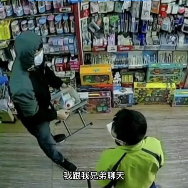 男孩拿着现金找店老板网购买手机,老板接下来举动令人称赞