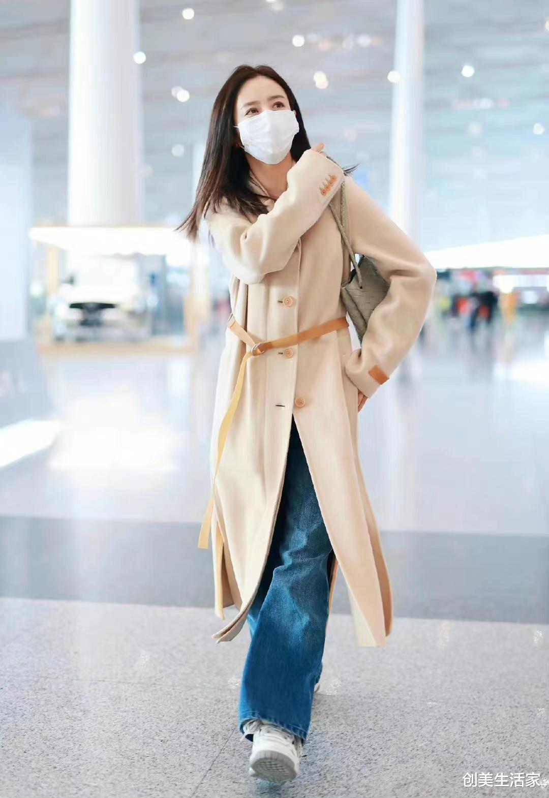 佟丽娅|佟丽娅穿卡其色大衣配阔腿牛仔裤走机场,高挑时尚还减龄
