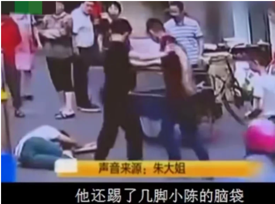 浙江,宁波。在学校附近卖鸡蛋饼的朱大姐,因为饼里夹肉的问题和一个孩子的家长发生争执
