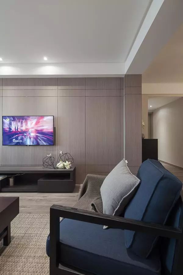 越来越多人不装电视背景墙，现在都流行这样做，一墙两用超赞