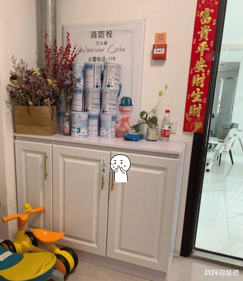 邻居把鞋柜装在电梯口，物业不以为然：一梯两户，你家也能放一个