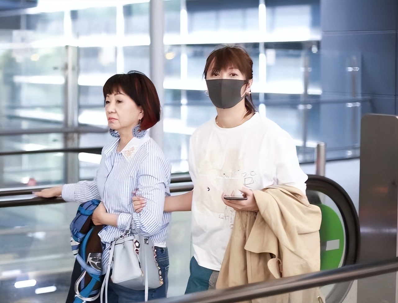 徐静蕾|徐静蕾在婆婆面前好卑微,穿得像保姆太朴素,主动挽手却不被待见