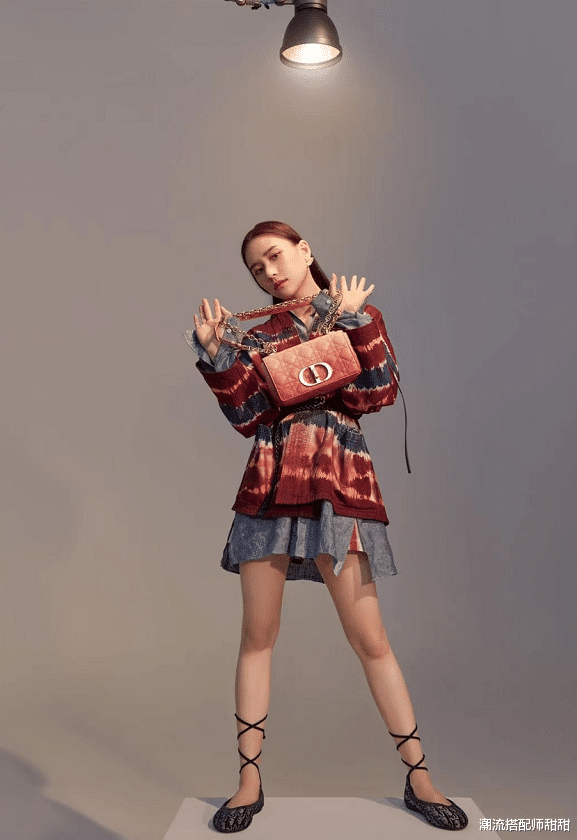 衬衫 何超莲的短发有点显老,红发造型很非主流,衬衫裙很英气