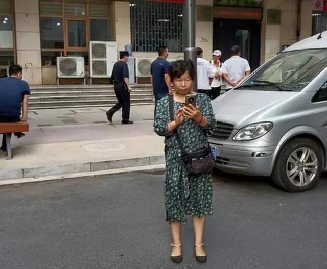 官宣|被迫营业？何家弘教授曾官宣退出网络，如今却再度亮相表态度