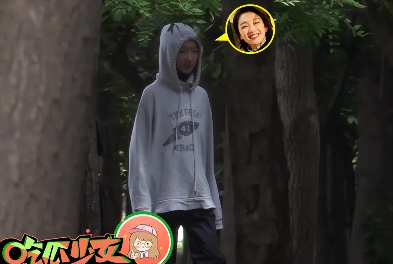 周冬雨|周冬雨公园私自摘桑葚引争议，妈妈拎塑料袋装着，恐面临罚款处罚