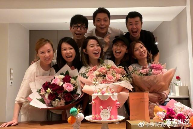 佘诗曼|佘诗曼晒47岁庆生照！好友齐聚场面热闹，站C位手捧鲜花一脸灿笑