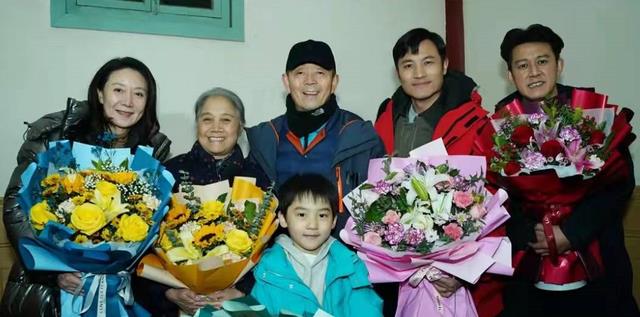 顾长卫|蒋雯丽64岁老公近照曝光,与多位戏骨同框,戴帽子精神好