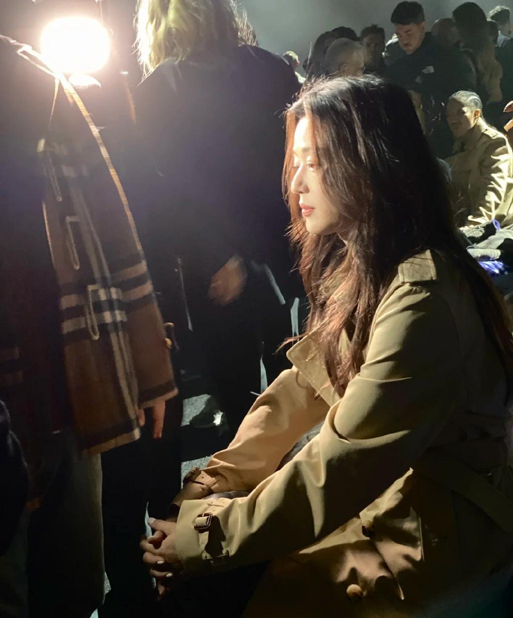 全智贤|42岁全智贤遭长枪短炮围堵！淡定走秀气场强，头发凌乱魅力不减