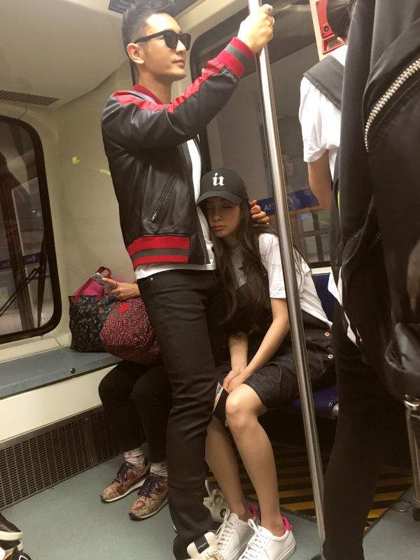 黄晓明|保卫上海！黄晓明再捐10万口罩、一辆消毒车，本尊无戏可拍又离婚