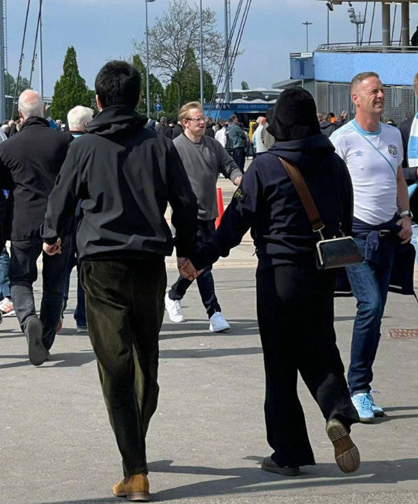 马思纯|张哲轩发文庆生官宣与马思纯恋情 祝女友新电影票房大卖