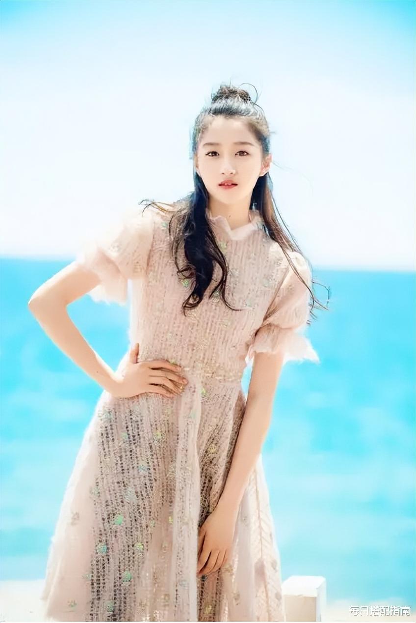 关晓彤|别老关注关晓彤的腿了，她的脸可比大多数人高级！