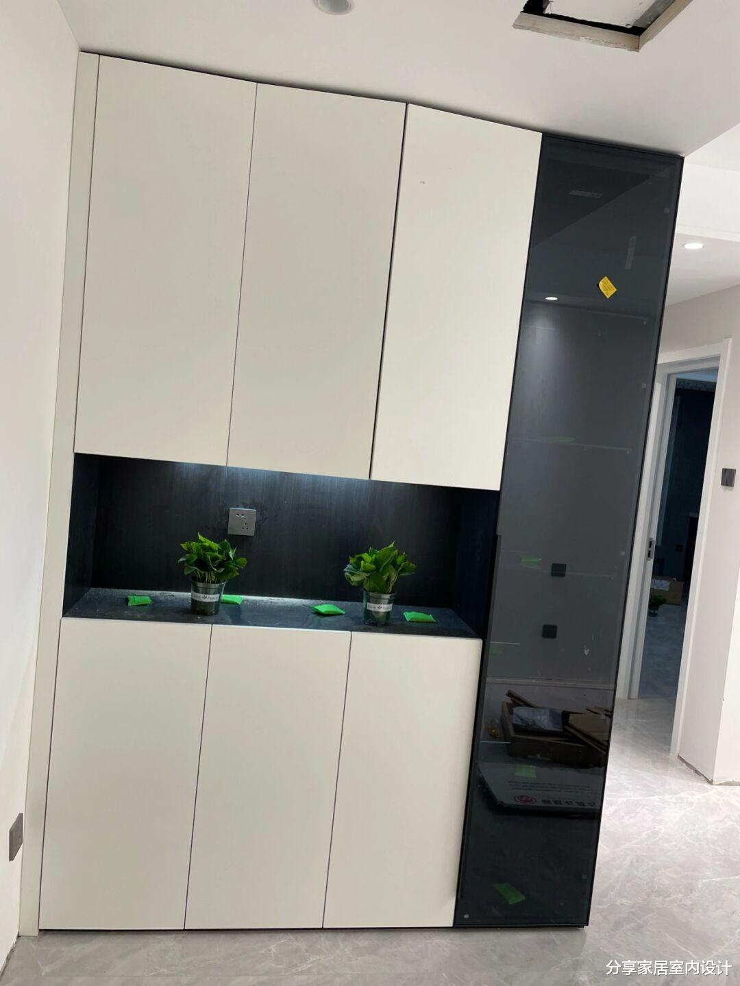 新房硬装完工，做了悬空电视墙，柜子全屋定制，还没家具也很喜欢