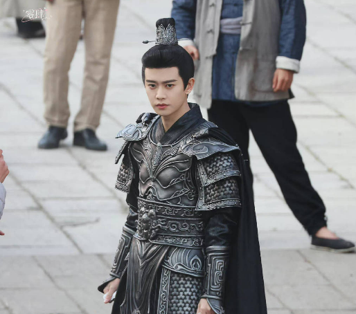 李沁|任嘉伦《请君》铠甲路透好霸气！李沁白衣卷发唯美，同框照很绝！