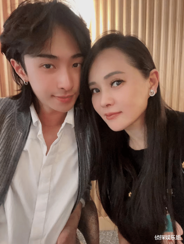 伊能静|伊能静儿子再穿女装,留龙须刘海吐舌卖萌,获父母支持后愈发放飞