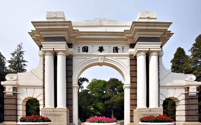 2020年儿子收到清华通知书,父母宴请全村,村民:通知书有错字