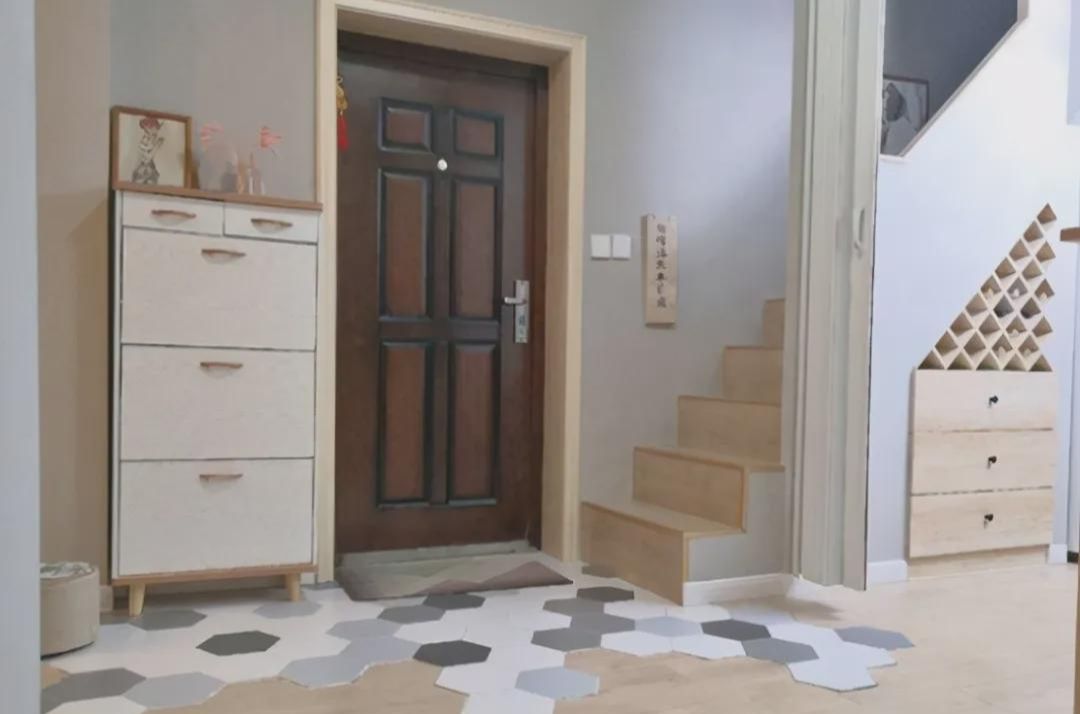 188平顶楼复式送大露台,进门玄关就把人迷住了,最爱客厅和阳台