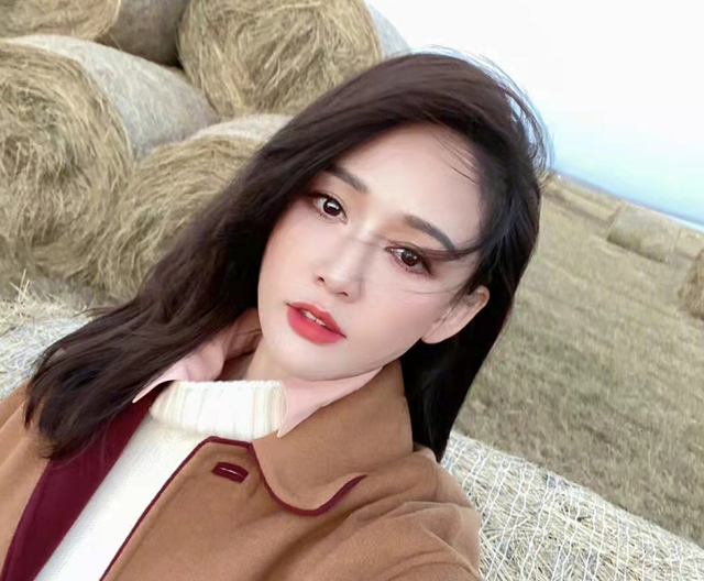 陈乔恩|43岁陈乔恩北京坐地铁出行，肚子大得撑衣服孕味足