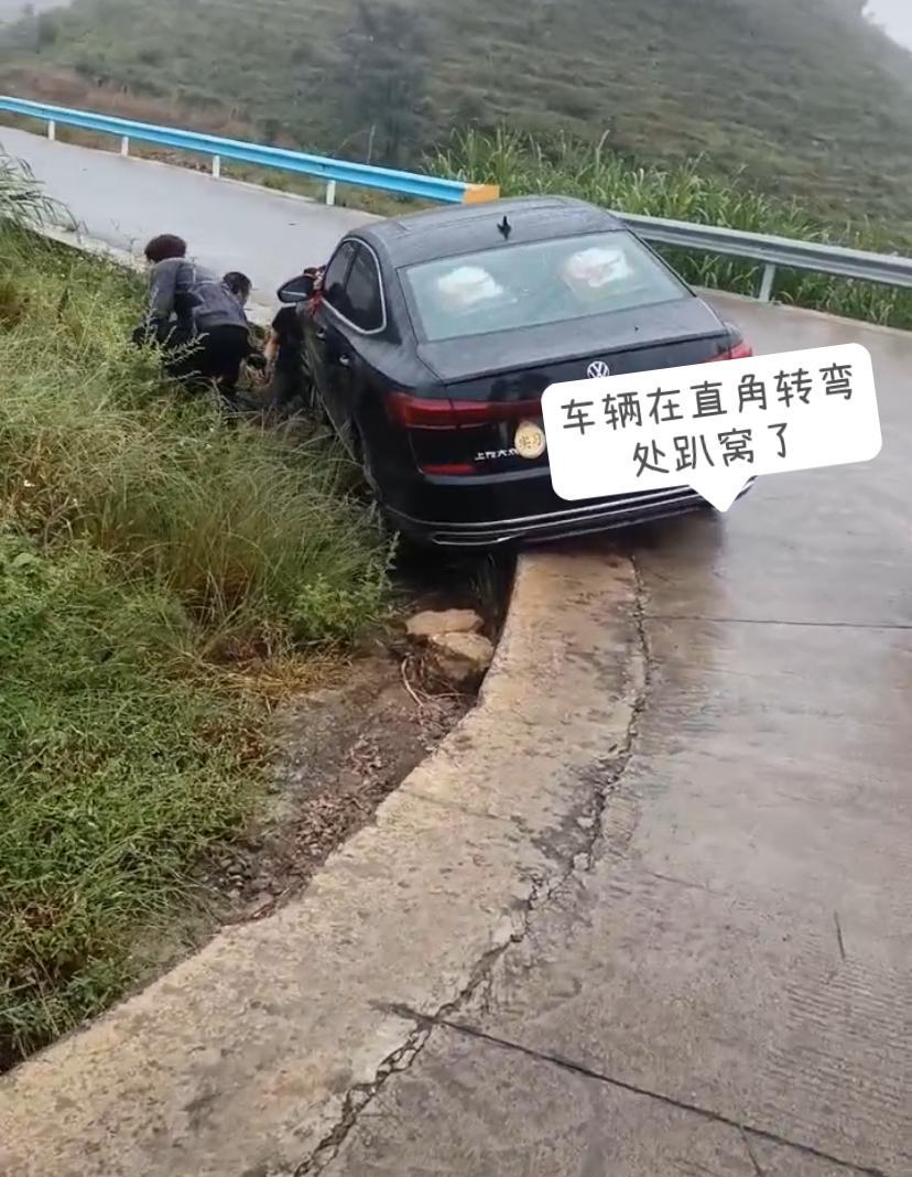 贵州,一实习女司机驾车回娘家路边侧翻!原因分析:路面太窄且弯