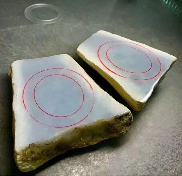 翡翠|一块白黄相间的翡翠原石,一刀切开后是天堂?还是地狱?