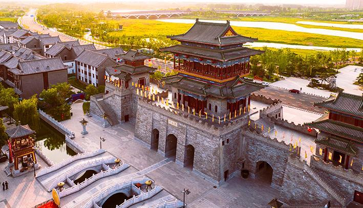 驻马店|夕照皇家驿站气势恢宏，夜幕降临灯火璀璨，避暑纳凉人流如织