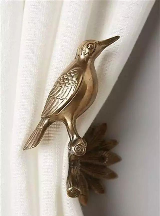 小户型选了好看的窗帘，也要搭配上漂亮的挂钩，更美观