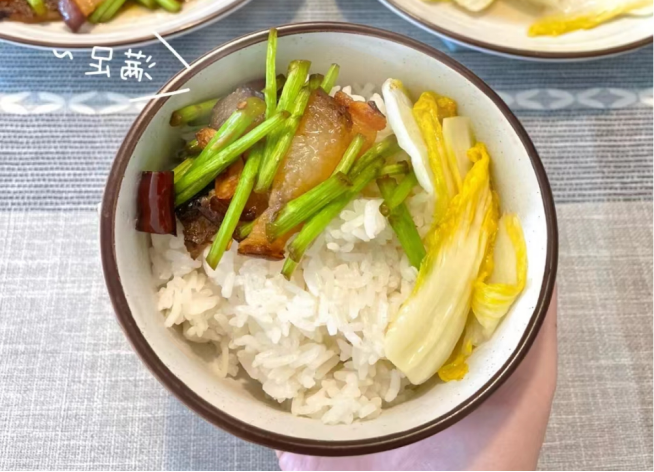 进入冬天，湖北人爱吃这菜，简单省事，荤素搭配，招待客人有面子