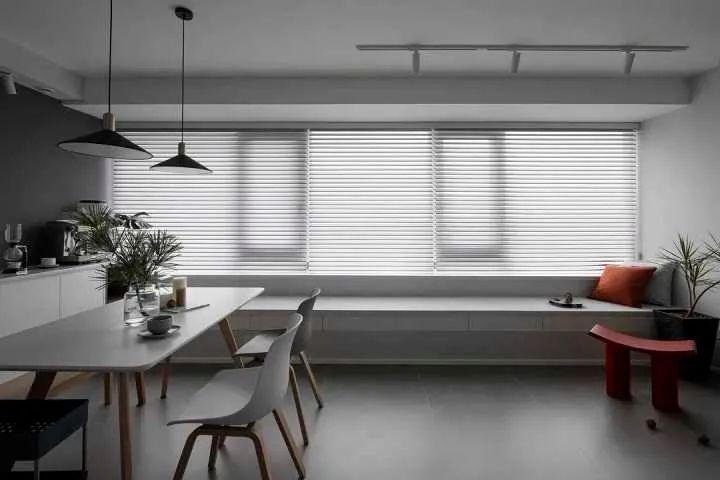 飘窗好好用,不得不说很划算,打排格子柜代替沙发,可休闲可收纳