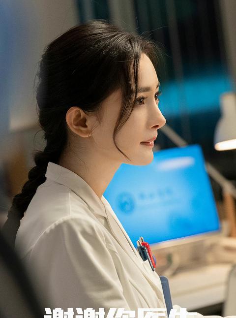 小糯米|杨幂：事业获家人关怀，新剧首播之际8岁女儿小糯米罕见出镜加持