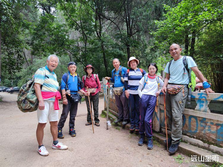 海口|随走昆明盘江之源青龙潭，走绿野、摘杨梅、捡菌儿，享徒步之快乐