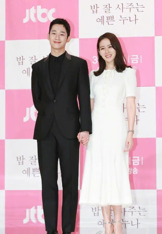 孙艺珍|40岁孙艺珍亮相新剧剧本研读，手臂肤色抢镜，同框小3岁男主CP感十足