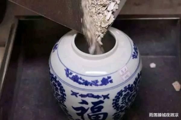 火葬场真的会将人烧成骨灰吗?很多人都误解了,原来被骗了这么久